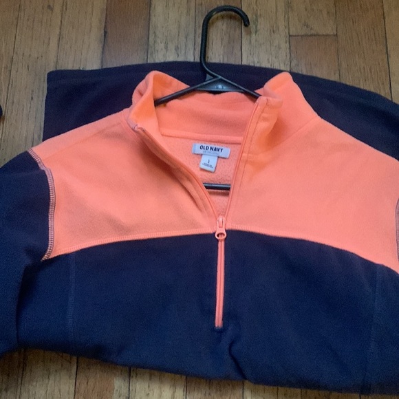 Old navy sweater. Lightly used - Picture 5 of 5